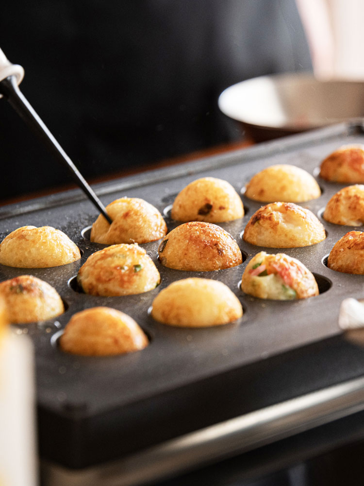 BALMUDA The Plate ProとTakoyaki Plateを使用してたこ焼きを調理しているキッチンの様子
