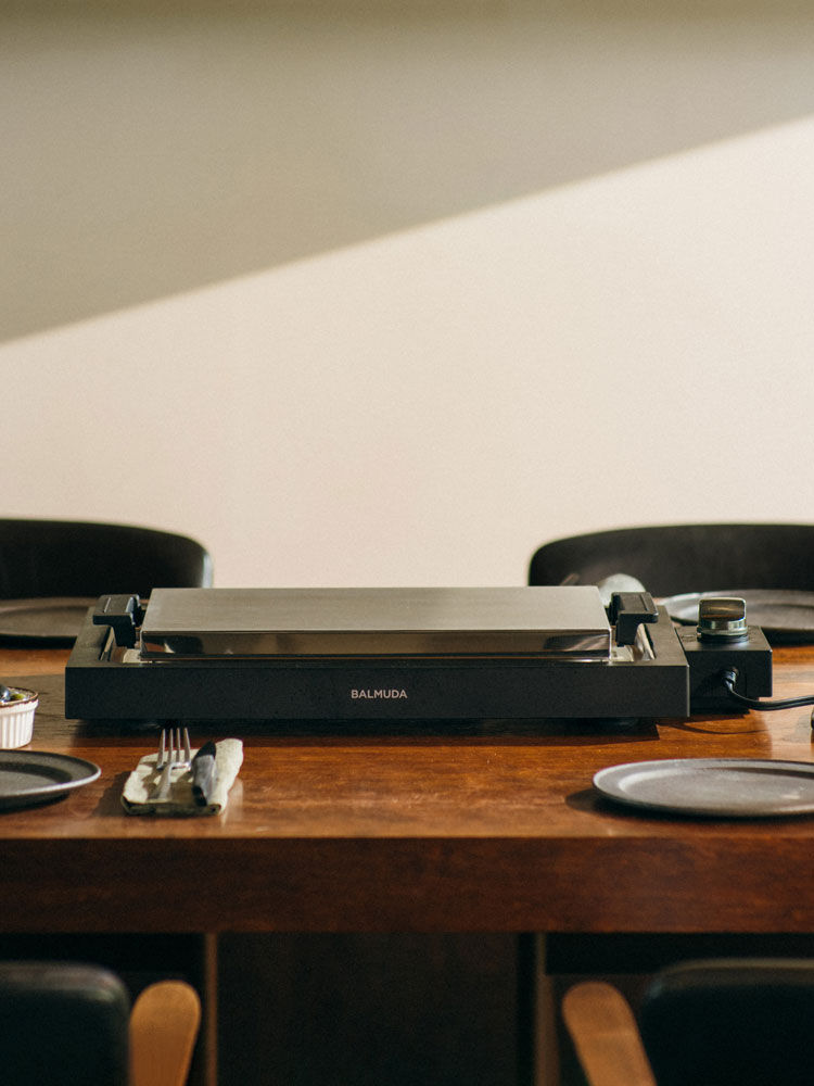 BALMUDA（バルミューダ）のThe Plate ProとTakoyakiプレートを使ってたこ焼きを調理している様子