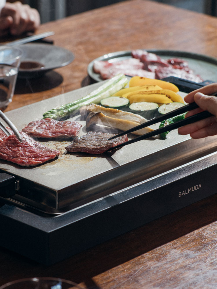 バルミューダThe Plate Pro、グリドル＆カバー、たこ焼きプレートと食材がキッチンで調理されている様子