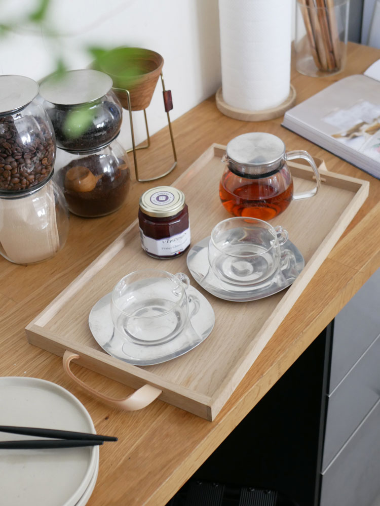 オークとレザー素材のフリッツ・ハンセン スカゲラック Norr トレー、食器や調理器具を載せるためのスタイリッシュなサービスウェア