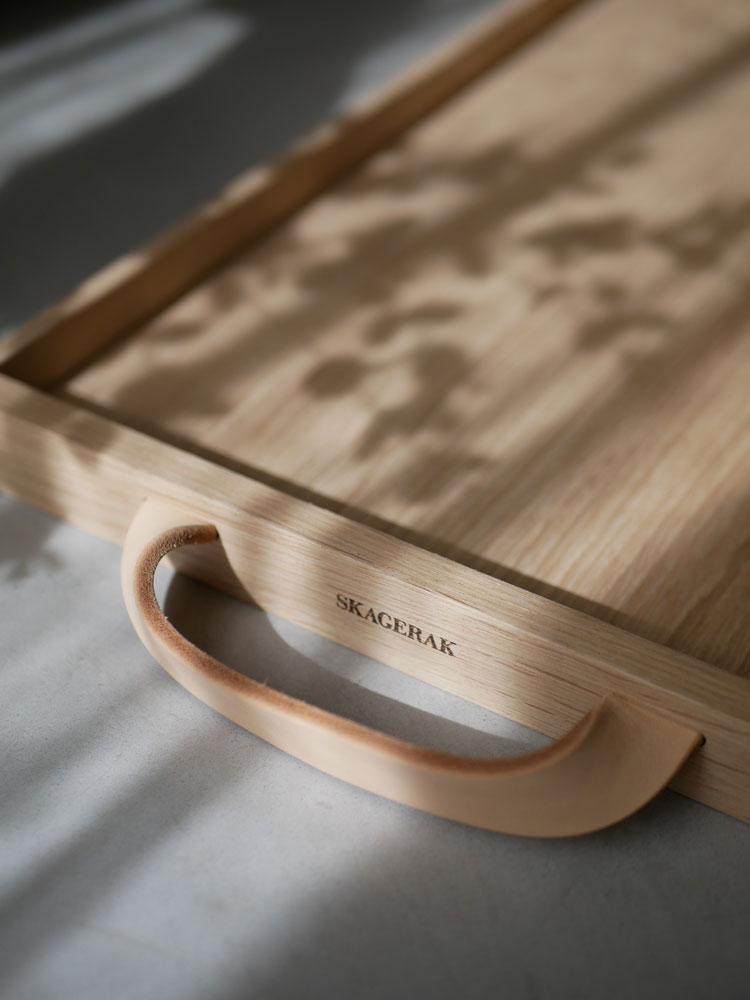 フリッツ・ハンセンのSkagerak Norrトレイ、オークとレザーで作られたキッチントレー