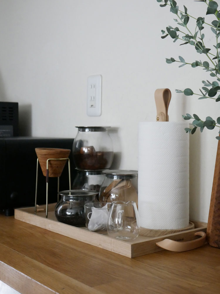 フリッツ・ハンセンのSkagerak Norrトレイにテーブルウェアやセラミックカップ、植物が配置されている