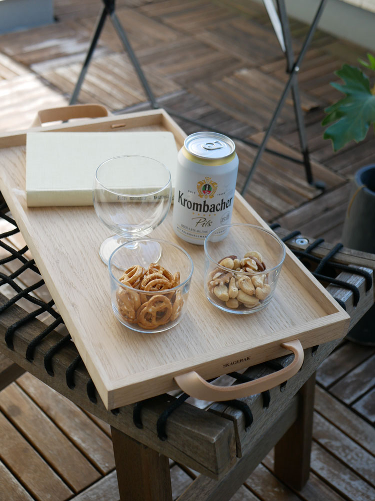 オーク材とレザーを使用したフリッツ・ハンセンのスカゲラク・ノールトレイ、屋内外で利用可能なシンプルなデザインのテーブル用トレイ