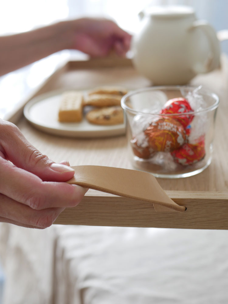 フリッツ・ハンセン Skagerak Norr Tray上に配置された食器やキッチン用品