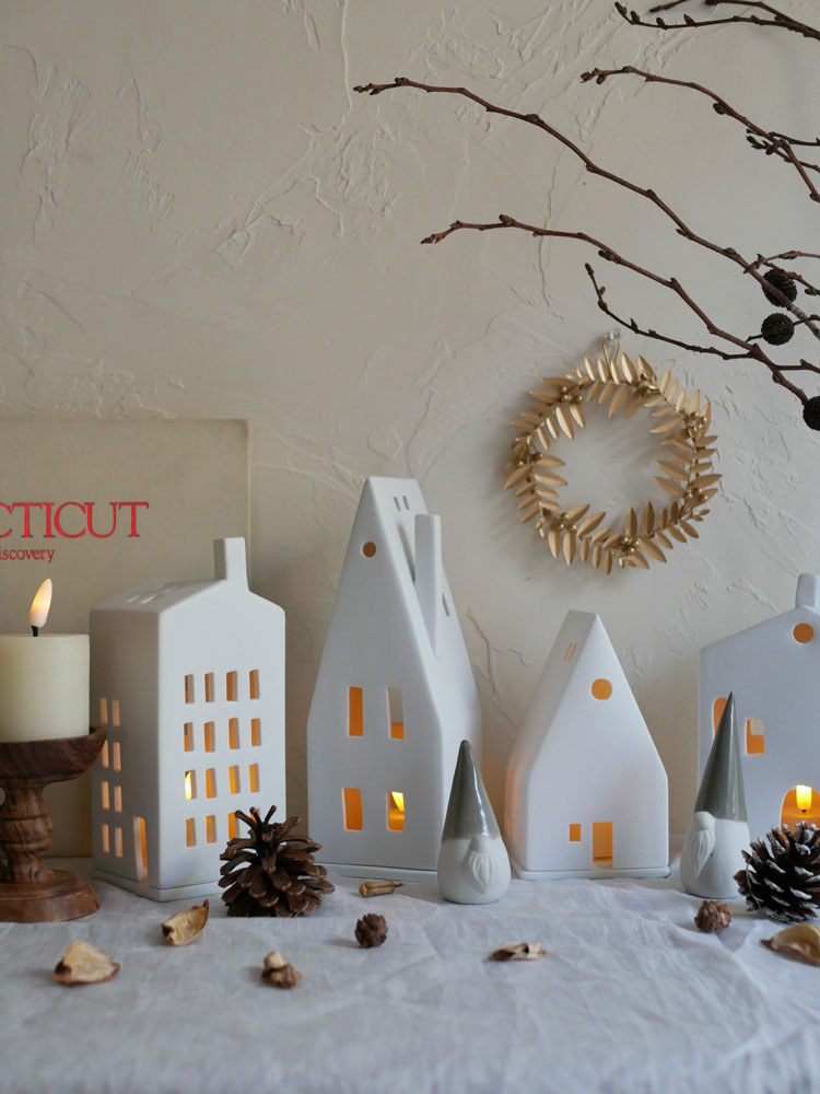 クリスマスツリーに飾られた磁器製のLight Houseキャンドルホルダーと多彩なオーナメントが施された装飾
