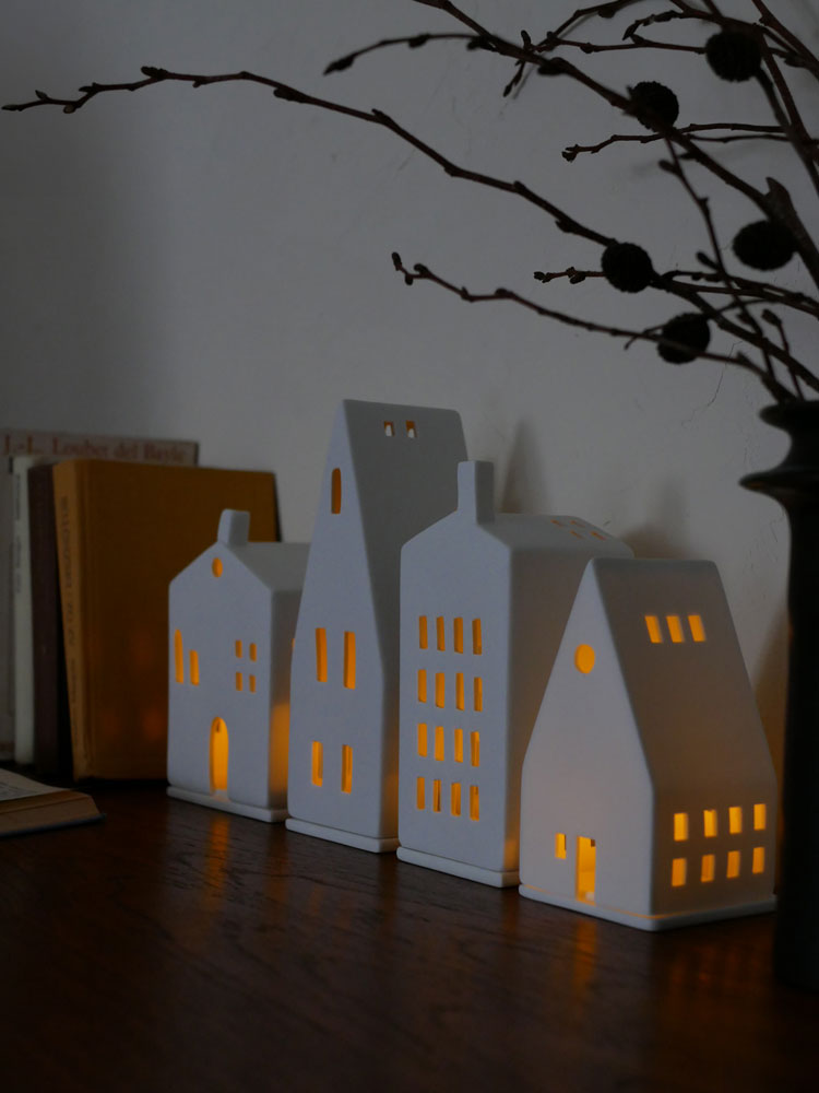レダー Light House キャンドルホルダーの家型磁器ランプシェード。夜灯として使用可能なデザイン。