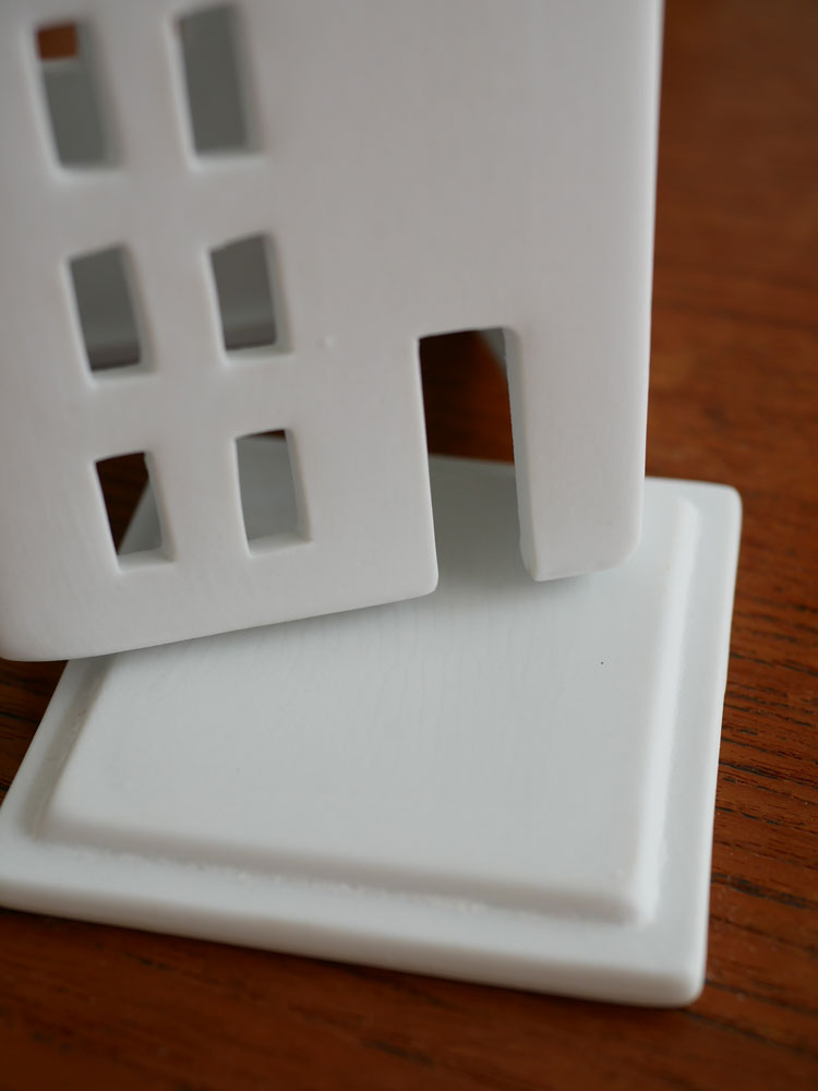 【rader/レダー】Light House キャンドルホルダー、小さな家を模した磁器製で壁に取り付け可能