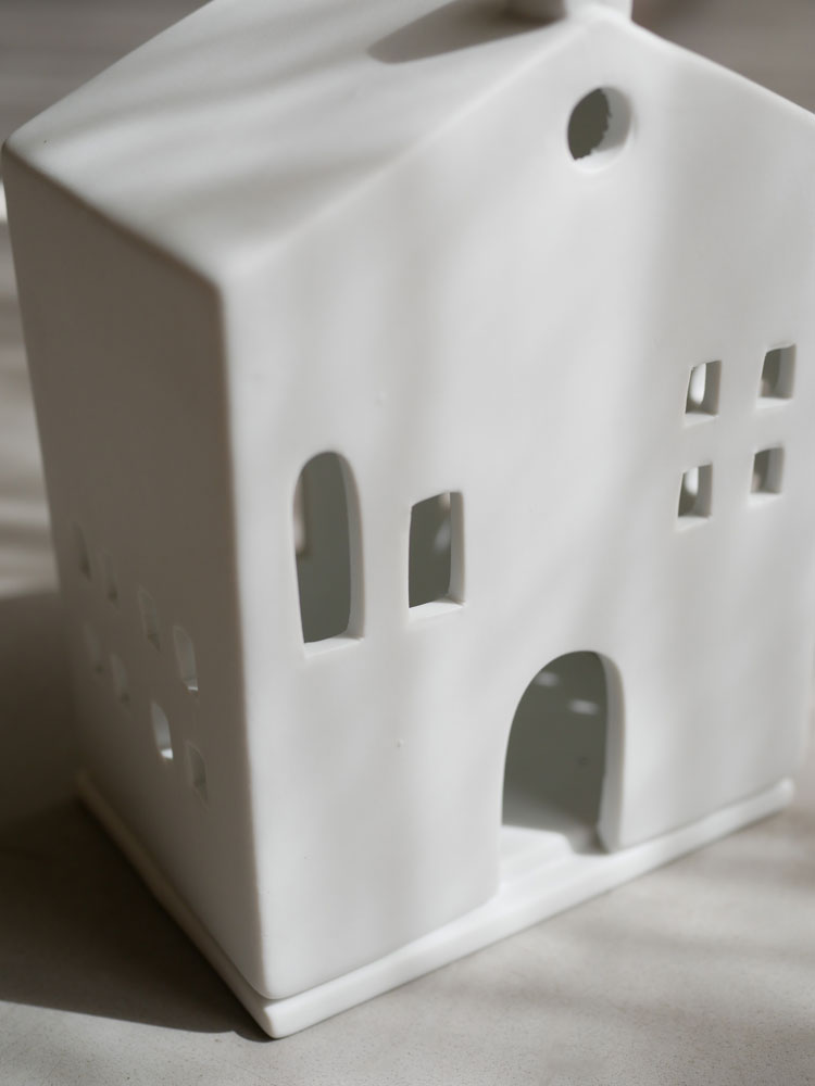 レダー Light Houseキャンドルホルダーの磁器製スモールハウスデザインを静物として撮影した画像