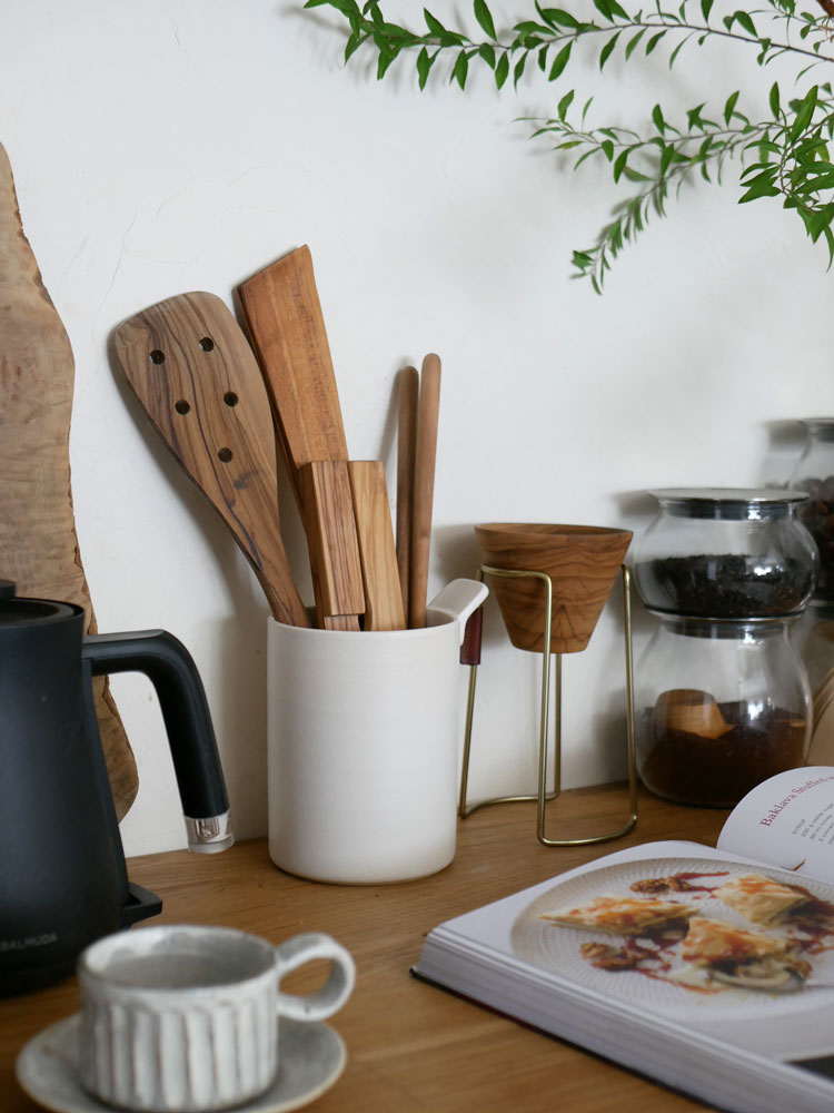 サラサデザインの1年中使えるマルチ土鍋、とんすい、ツールスタンドがセットになったキッチン用品