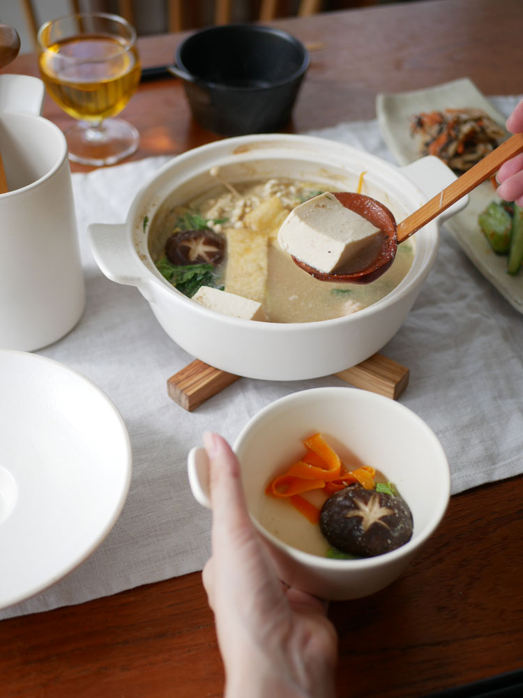サラサデザインの１年中使えるマルチ土鍋セット。耐熱陶器の土鍋に豆腐と野菜のスープが盛られ、ツールスタンドが添えられています。
