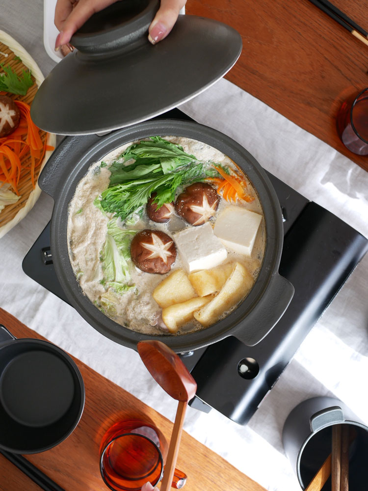 サラサデザインの1年中使えるマルチ土鍋、とんすい、ツールスタンドがテーブルにセットされた様子