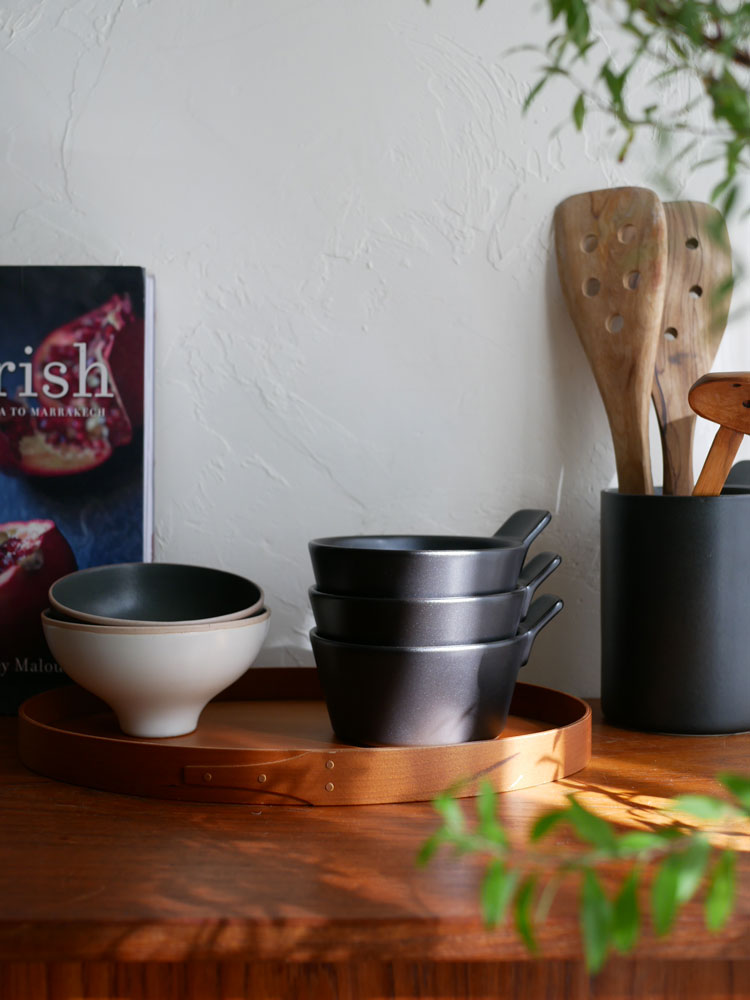 サラサデザインの1年中使えるマルチ土鍋と陶器製のカップ、ボウル、ツールスタンドが揃ったキッチン用食器セット