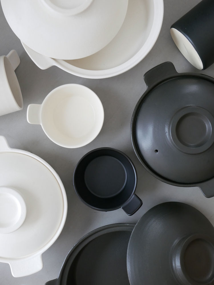 サラサデザインの耐熱陶器製マルチ土鍋と陶器製ツールスタンドのセット