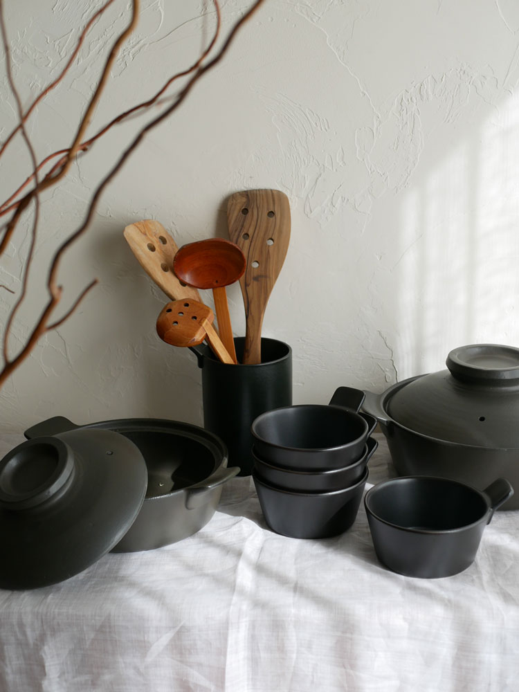 サラサデザインの黒色耐熱陶器マルチ土鍋、とんすい、およびツールスタンドのセット