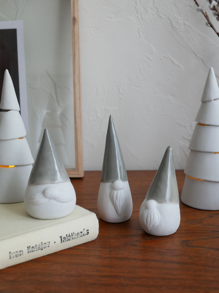 九谷焼の花坂陶石製サンタクロースフィギュアがコーン型のパーティーハットをかぶっている陶器