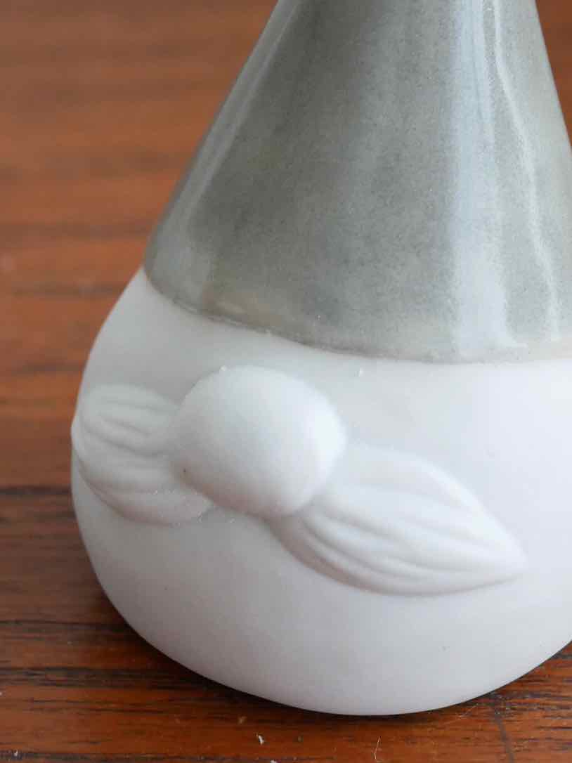 九谷焼の陶器製サンタクロースフィギュア。赤と白の色合いで、日本製のクリスマス装飾品。