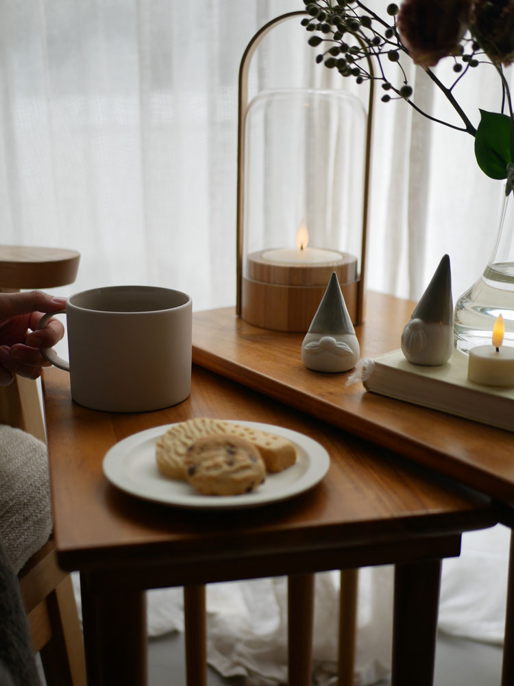 九谷焼のサンタクロースがテーブルに飾られ、食器やろうそく、花瓶などと共に配置されたディスプレイ