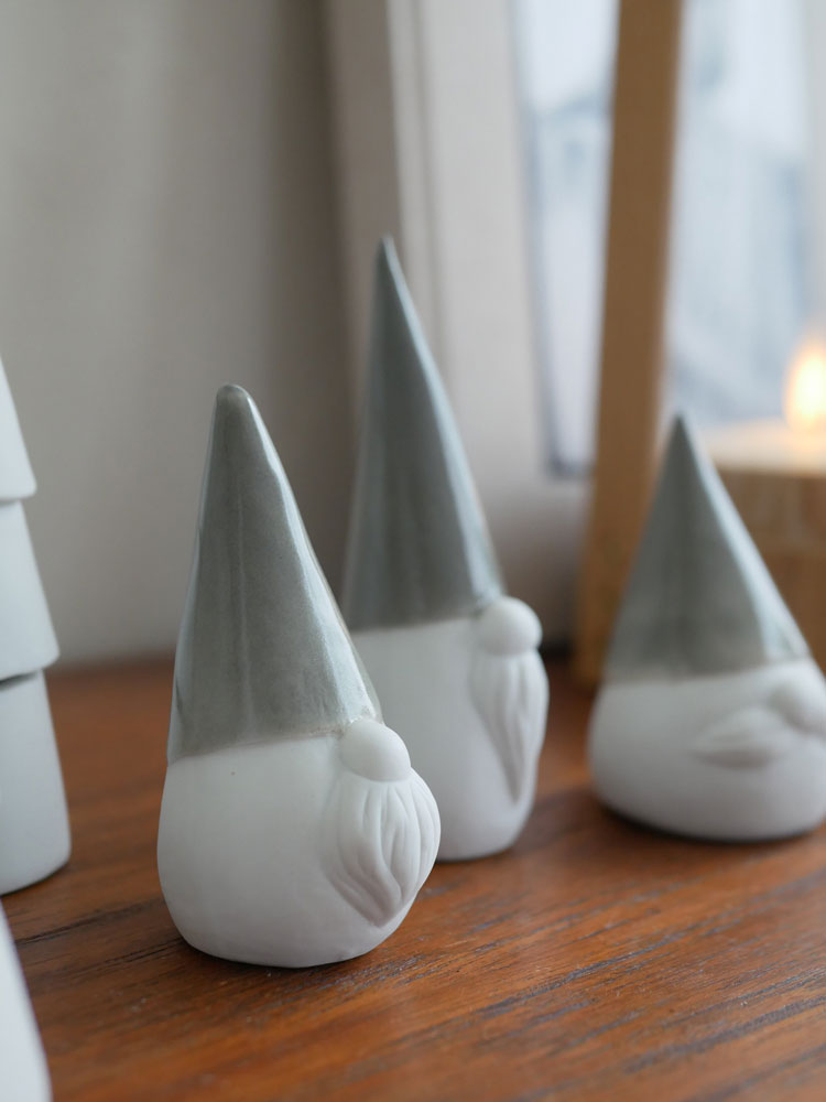 九谷焼で作られたサンタクロースの陶器フィギュア。カラフルなパーティーハットをかぶり、可愛らしいクラフトデザインが特徴です。