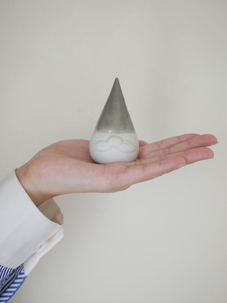 Comore Sunの癒しの九谷焼サンタクロース。銀色の装飾とパーティーハットをかぶった陶石製のサンタ像