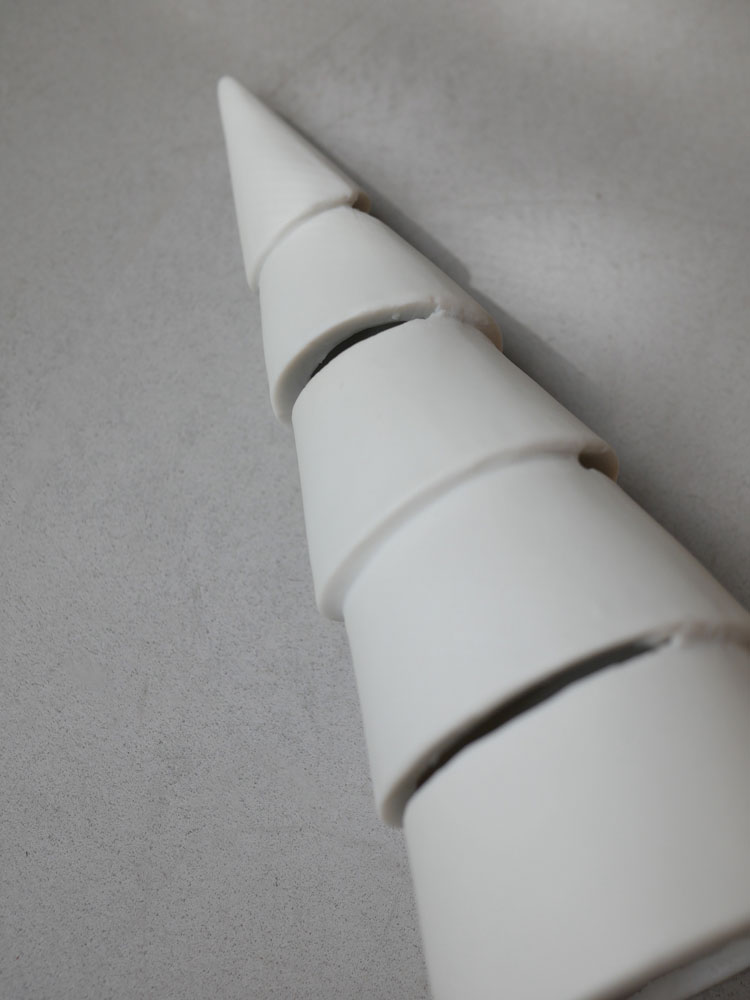 九谷焼のクリスマスツリー、プラスチック製の円錐形と三角形の装飾に温かなLEDライトが灯っている