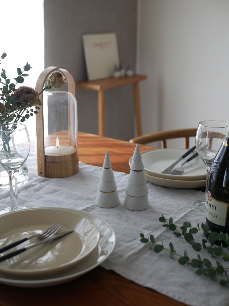 「Comore Sun」九谷焼のクリスマスツリーにLEDキャンドルが灯り、テーブルウェアや家具と共に美しく飾られた様子