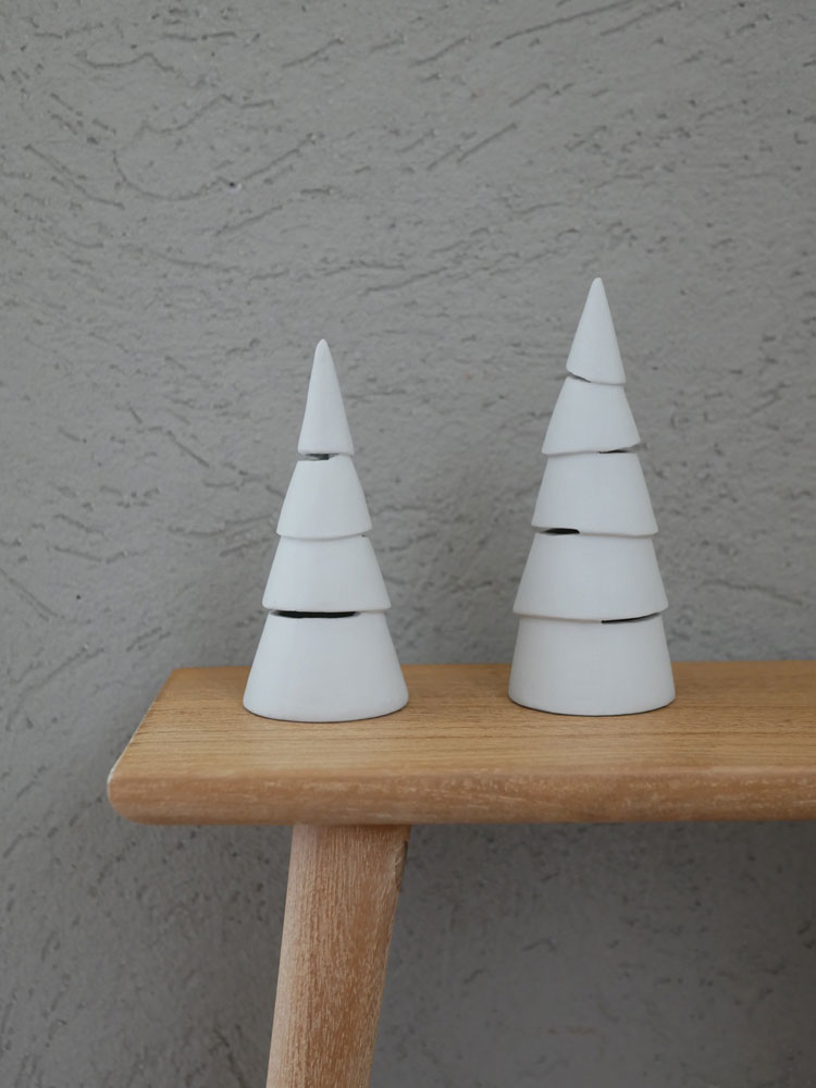 灯りが漏れる九谷焼のクリスマスツリーとプラスチック製LEDキャンドル