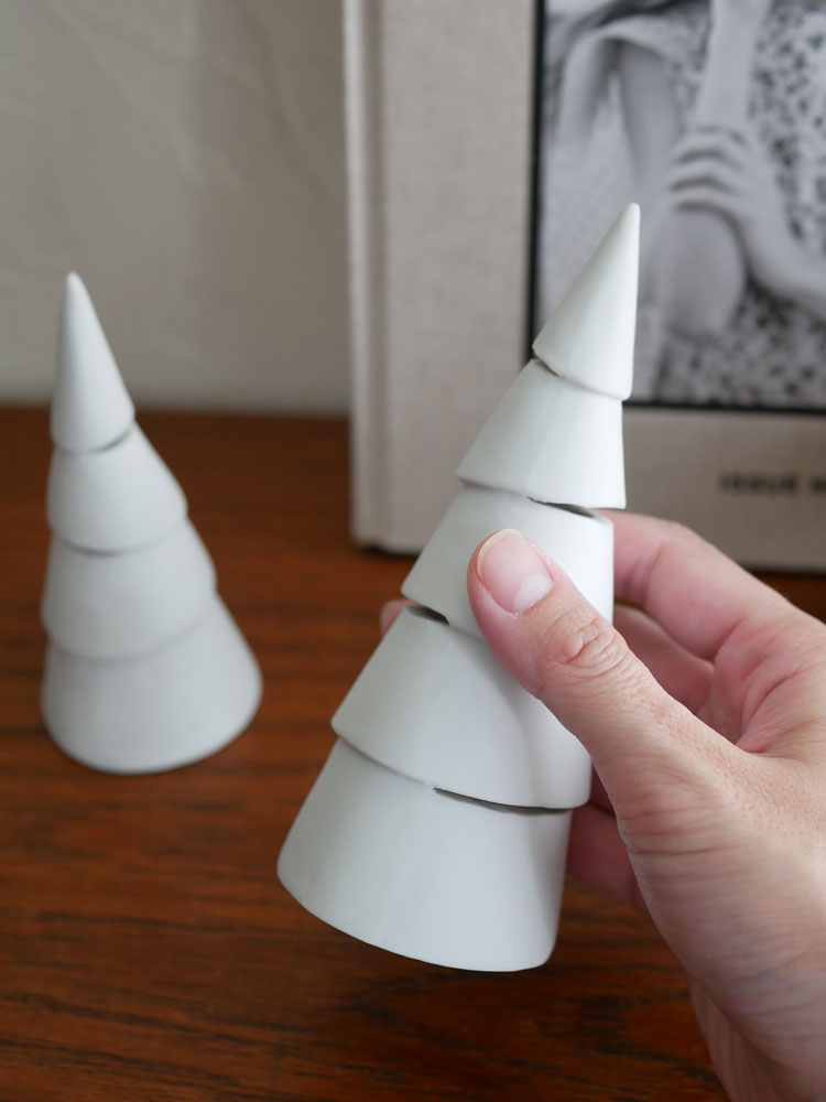 【Comore Sun】九谷焼のクリスマスツリーにLEDライトが灯っている様子