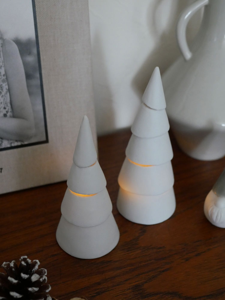 LEDライトが点灯する九谷焼のクリスマスツリー