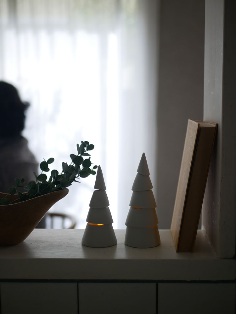 九谷焼の「Comore Sun」クリスマスツリー。緑色の松の葉と柔らかく灯るLEDキャンドルが特徴的な装飾品