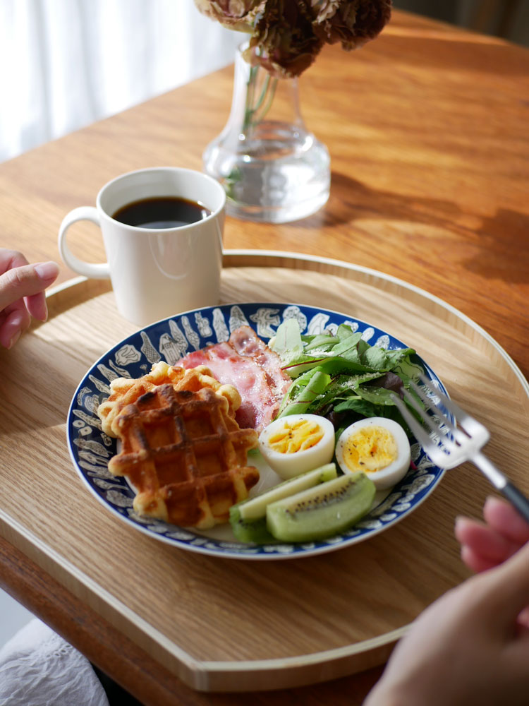 イッタラ×ミナペルホネン フォレストライフ2023限定カラーの磁器プレートに盛られたベルギーワッフルと果物が並ぶ朝食セット