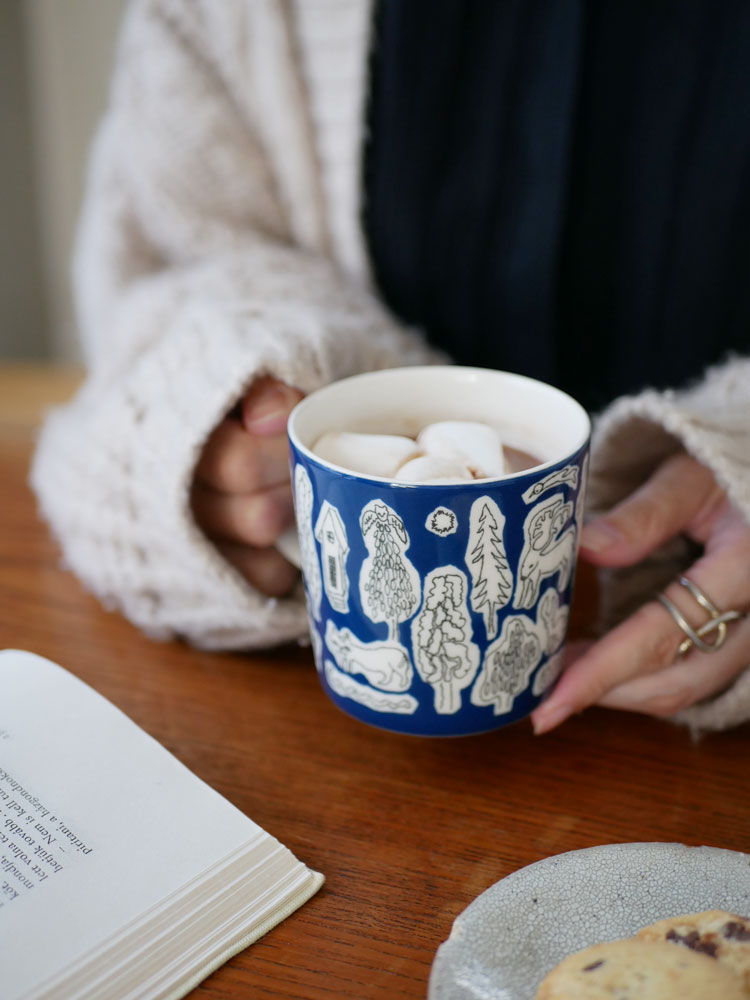 【Iittala × ミナ ペルホネン フォレストライフ 2023限定カラー】磁器製の容量約300mlマグカップ