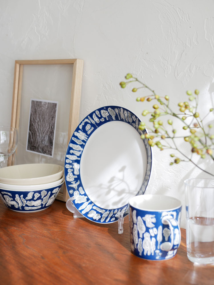 イッタラ×ミナ ペルホネン フォレストライフ2023限定青白磁ディナーウェアセット。プレート21cm、ボウル15cm、マグ300mlが含まれています。