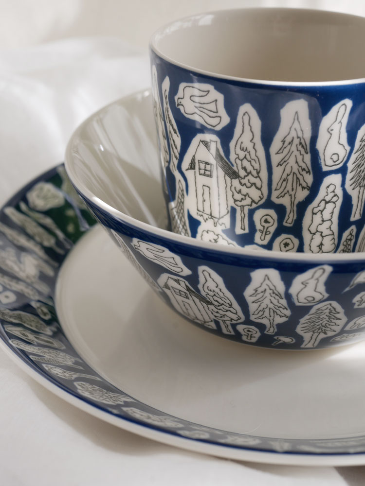 イッタラ × ミナ ペルホネン フォレストライフ 2023限定カラーの青と白磁器マグ、ボウル、プレートセット