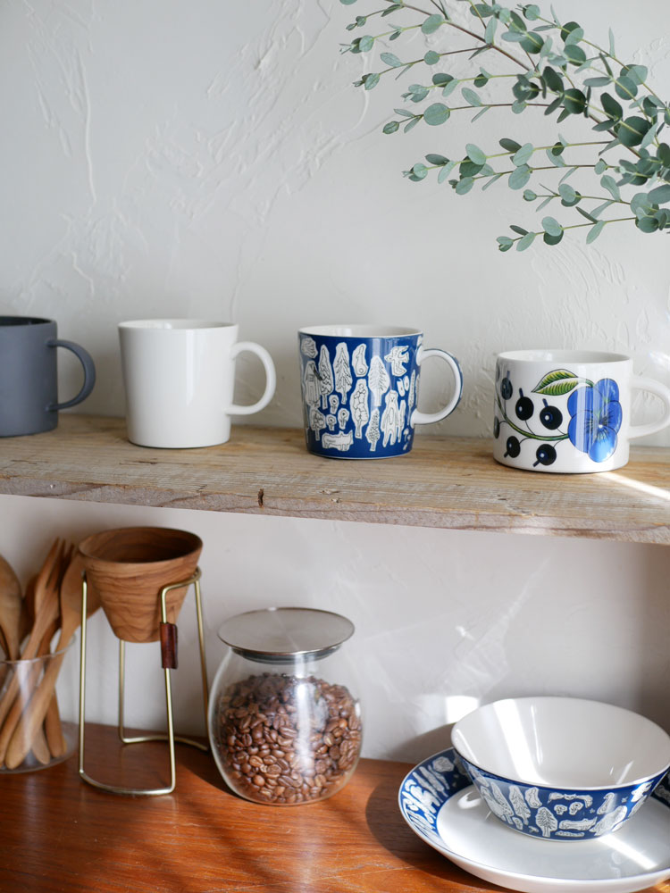 イッタラ×ミナ ペルホネン フォレストライフ 2023限定カラーの青と白の磁器製マグカップ、ボウル、プレートセット