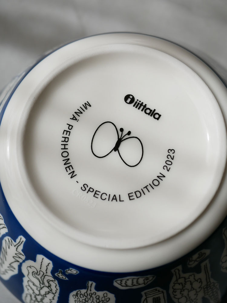 Iittala×ミナペルホネン フォレストライフ 2023限定カラーの青と白の磁器製テーブルウェアセット