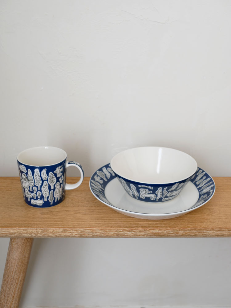 イッタラ×ミナ ペルホネン フォレストライフ2023限定カラーの青と白の磁器製マグカップ