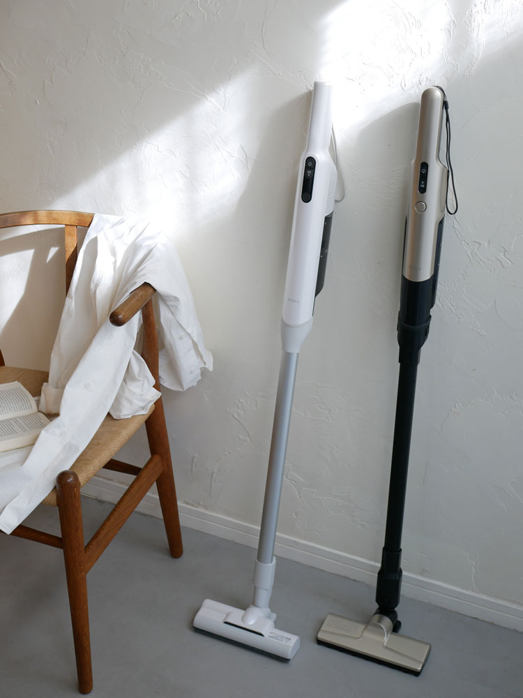 シロカの2WAYコードレススティッククリーナー「かるピカパワー」本体と延長パイプ、フロアブラシがセットになった画像