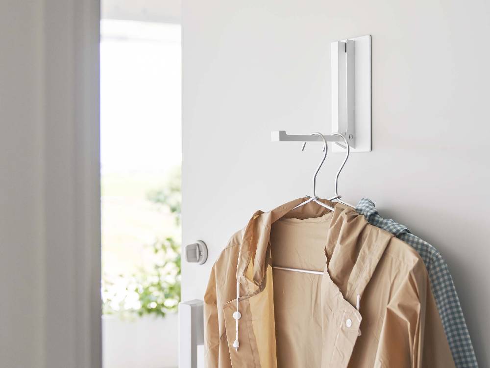 白色のタワー型マグネット折り畳みハンガー - 壁面に固定できるスチール製衣服用ハンガー