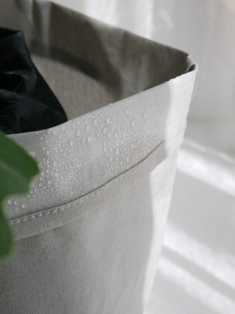 ライトグレーのナチュラル素材で作られたショッピングバッグ型プランツカバー