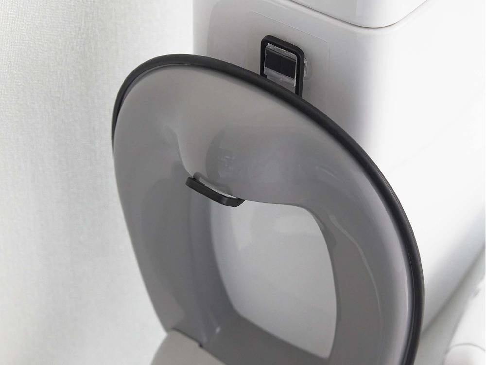 バスルームの壁に取り付けられたタワー製フィルムフックトイレ用品収納フック