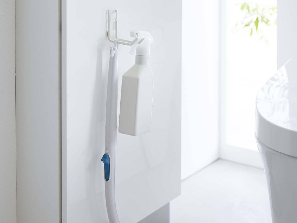 タワー製フィルムフックトイレ用品収納フックがバスルームの壁に取り付けられている様子