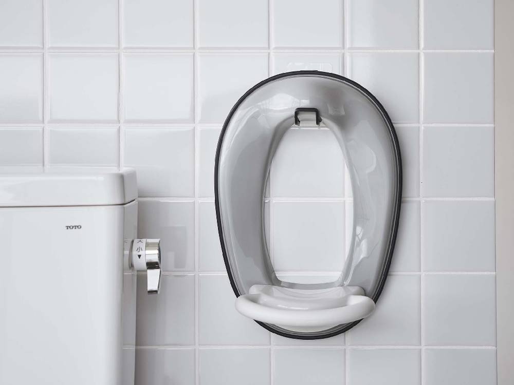 銀色の楕円形トイレシートに取り付けられた収納用フィルムフック