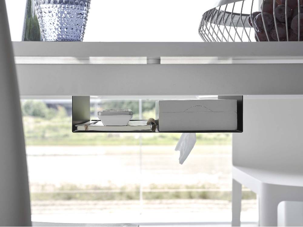 シルバーのタワー用テーブル下収納ラック。スチール製で棚が付いたデザイン