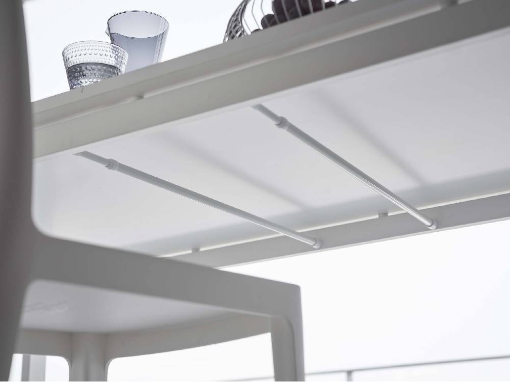 グレーとシルバーのスチール製テーブル下用つっぱり収納ラック【tower】。幅約30cm、高さ約8cmでつっぱり棒に固定可能