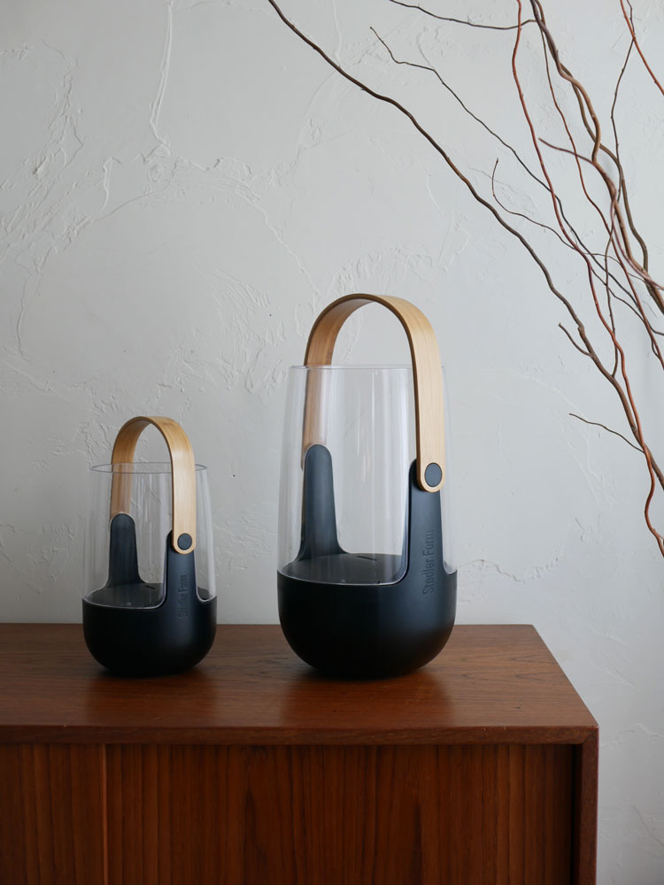 スタドラフォームのSOPHIEアロマディフューザー。炎がゆらめくLEDライト付きの超音波式加湿器で、コンパクトでモダンなデザイン。