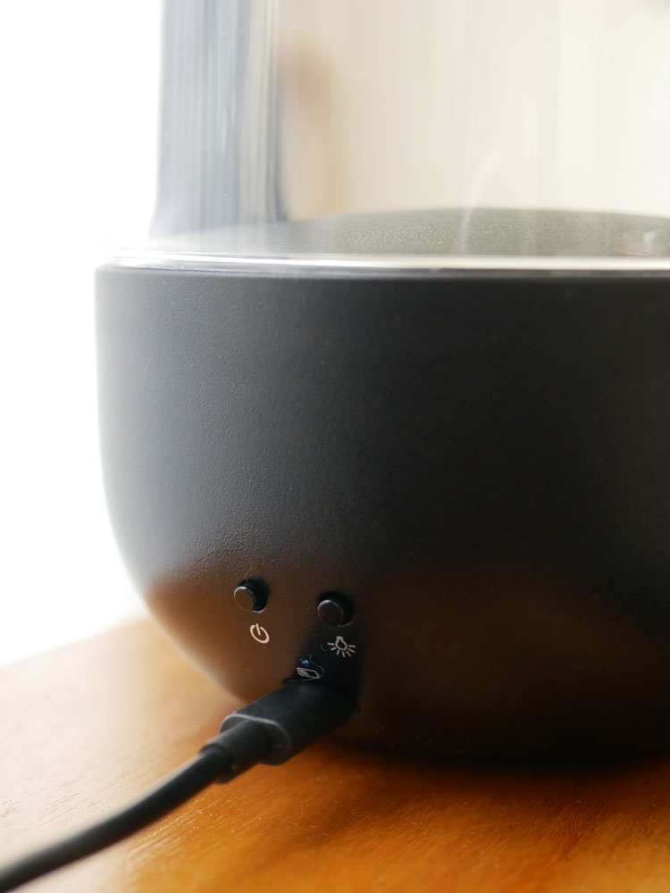 スタドラフォーム SOPHIEアロマディフューザーのシルバー色の小型家庭用電化製品。炎を模したLEDライトと超音波式加湿機能を備えたデザイン。