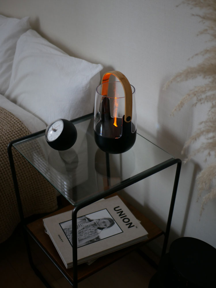 スタドラフォーム「SOPHIE」アロマディフューザー。炎がゆらめくガラス製シリンダー型ランプとランプシェードを備えたデザイン。