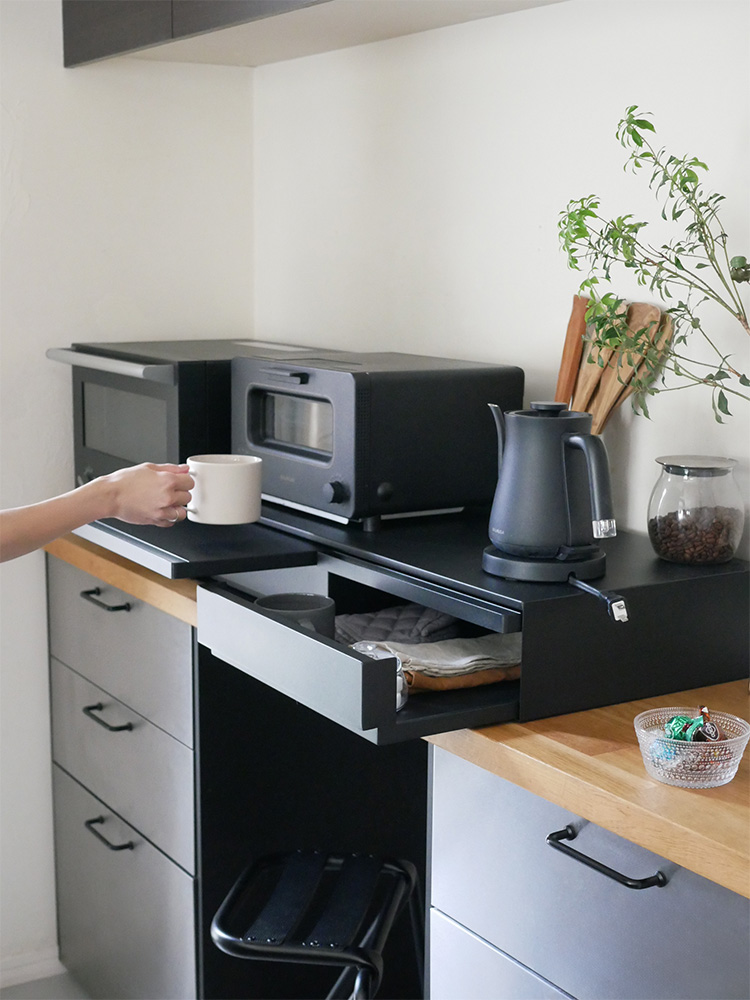 タワー型キッチン家電家具で、下部に引き出しとスライドテーブルが組み込まれています