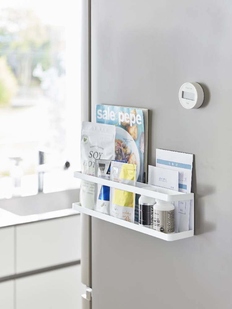 タワーマグネット冷蔵庫横サプリ＆調味料ラック。スチール製で耐久性があり、平らな磁性面やスチール壁に簡単に取り付け可能。付属のフック2本で調味料や日用品を整理できるキッチン用ラック。