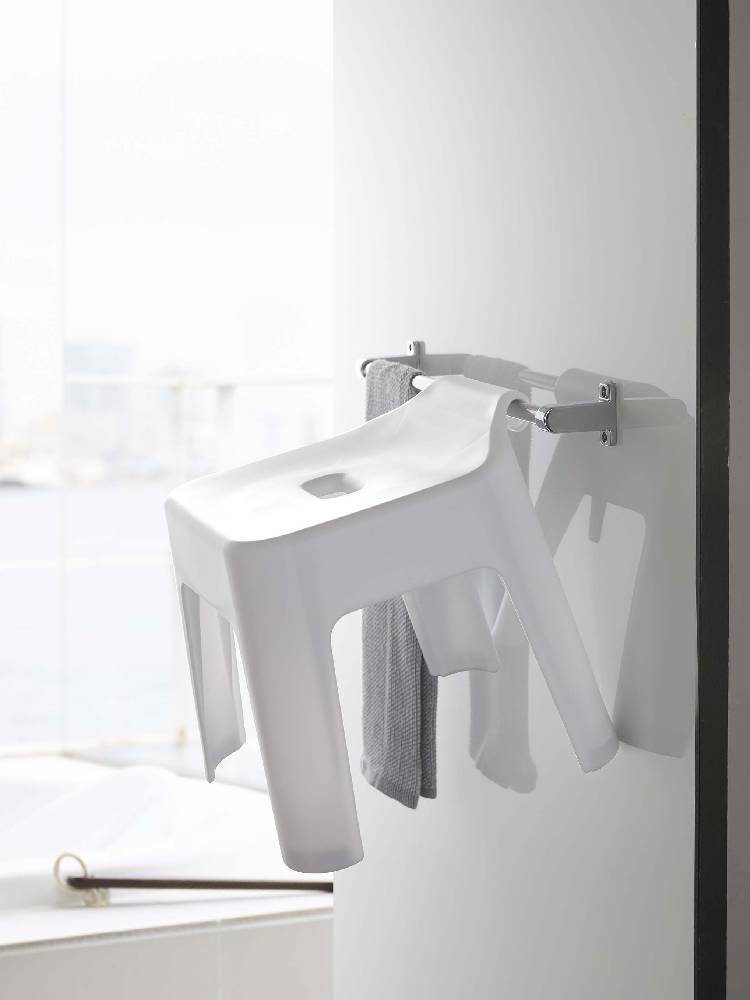 タワー製引っ掛け風呂イス SH30、ポリプロピレンとエラストマー素材の銀色浴室用座椅子、耐荷重100kg